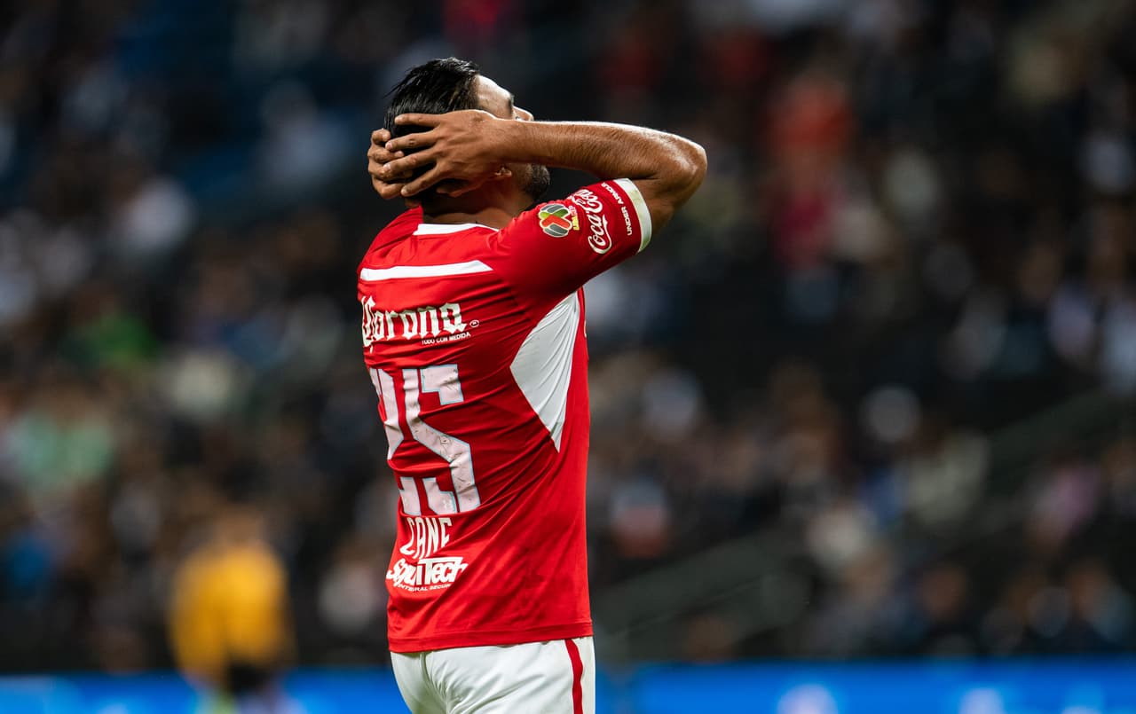 Una de las primeras oportunidades más claras en el partido fue para Alexis Canelo pero el delantero mexiquense voló su disparo.