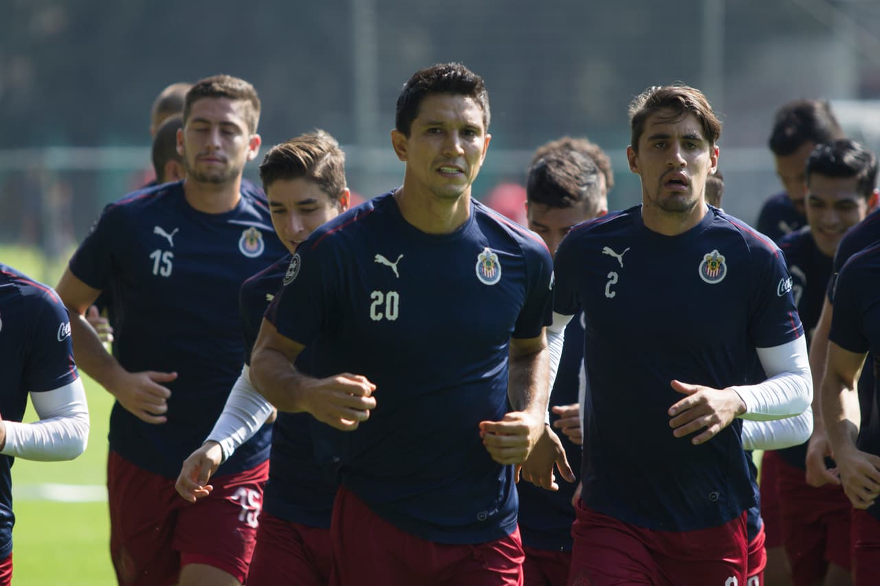 El entrenamiento de Chivas de Guadalajara estuvo marcado por el anuncio de que Oribe Peralta, goleador del gran rival América, será parte de la plantilla para el Apertura 2019.