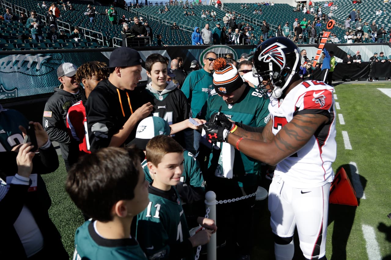 Los fans atentos a obtener un autógrafo de sus ídolos del juego.