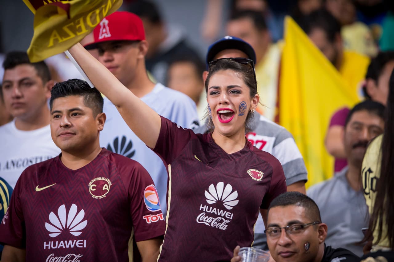 El colorido de la afición en la Jornada 16