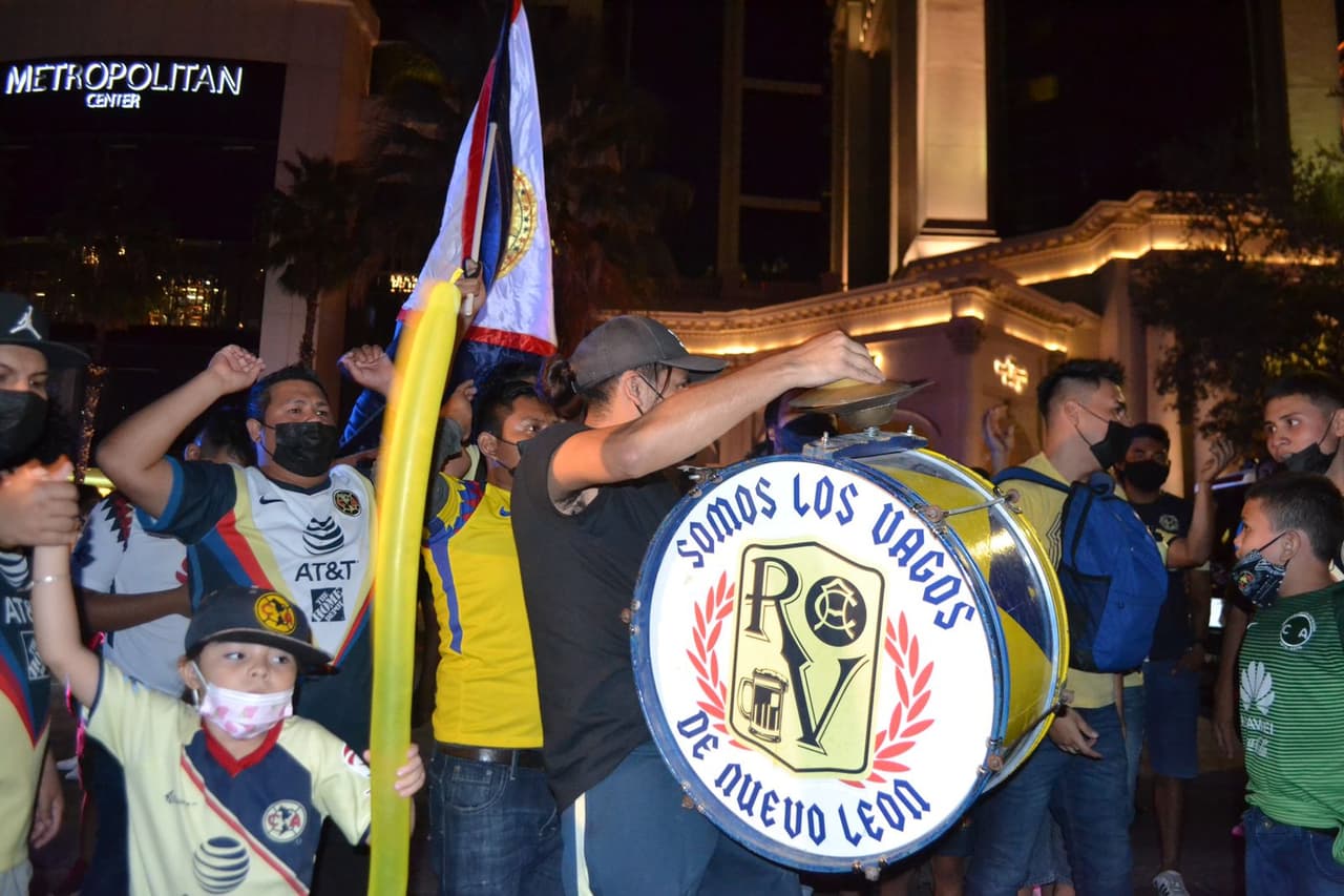 En vísperas de la final de la Concacaf Liga de Campeones donde las Águilas del América enfrentarán a Rayados de Monterrey, al rededor de 250 aficionados se dieron cita a las afueras del hotel de concentración del conjunto azulcrema. Los fans americanistas comenzaron a tocar tambores, cantar porras y encendieron bombas de humo cuando el equipo arribó a las instalaciones.