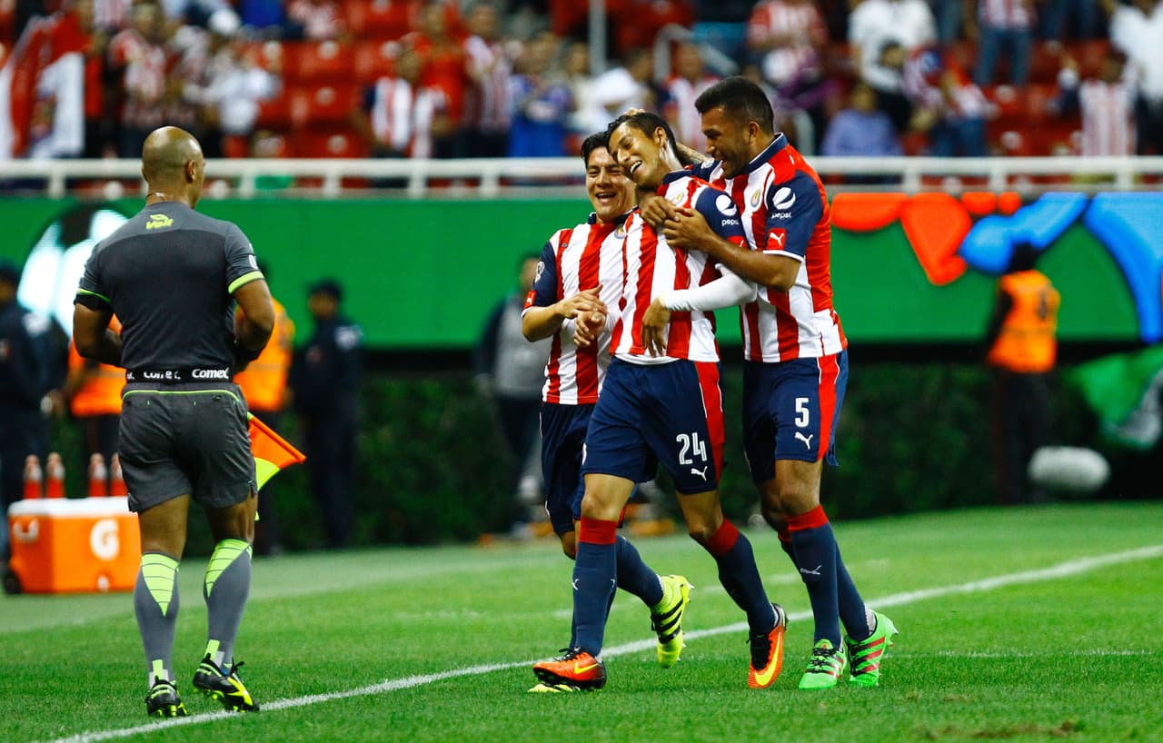 Carlos Cisneros (C) of Guadalajara celebrates after score against Chiapas during their Mexican Apertura 2016 tournament football match at Chivas stadium on September 10, 2016, in Guadalajara, Mexico. / AFP / Hector GUERRERO (Photo credit should read HECTOR GUERRERO/AFP/Getty Images)