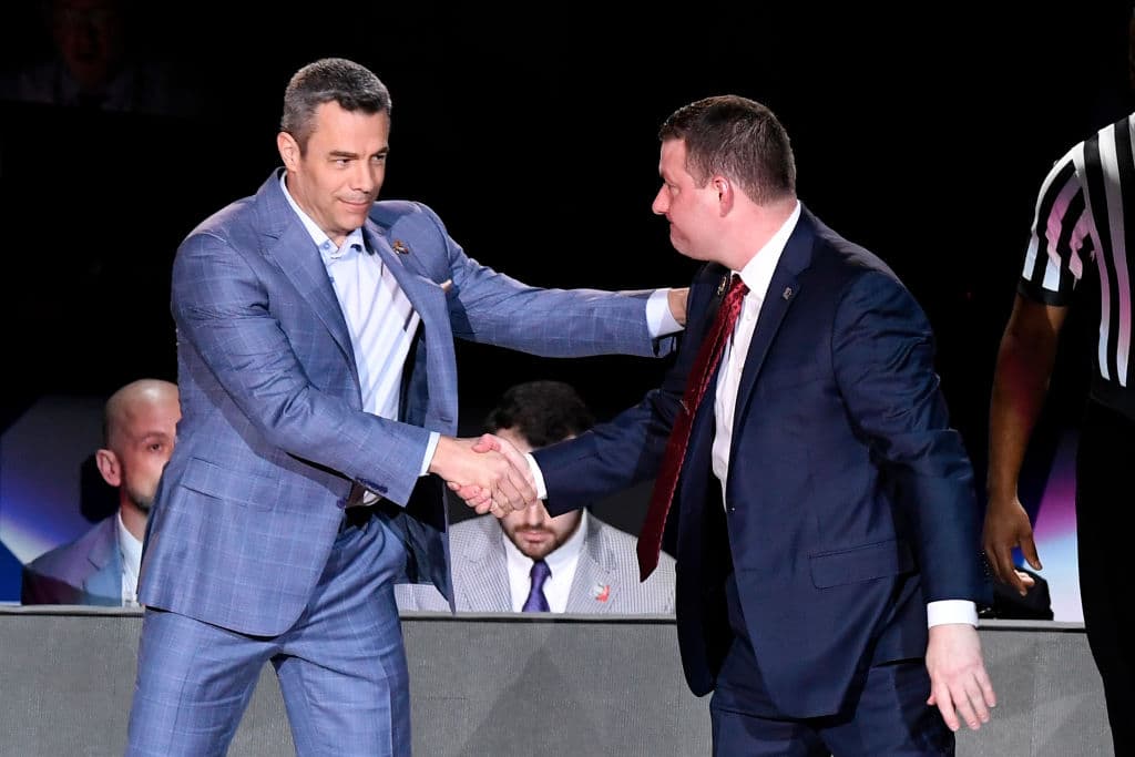 Antes del tip off, Tony Bennett de los Virginia Cavaliers y Chris Beard of the Texas Tech Red Raiders, los entrenadores de ambos equipos, se tendieron la mano para saludarse y desearse éxito...