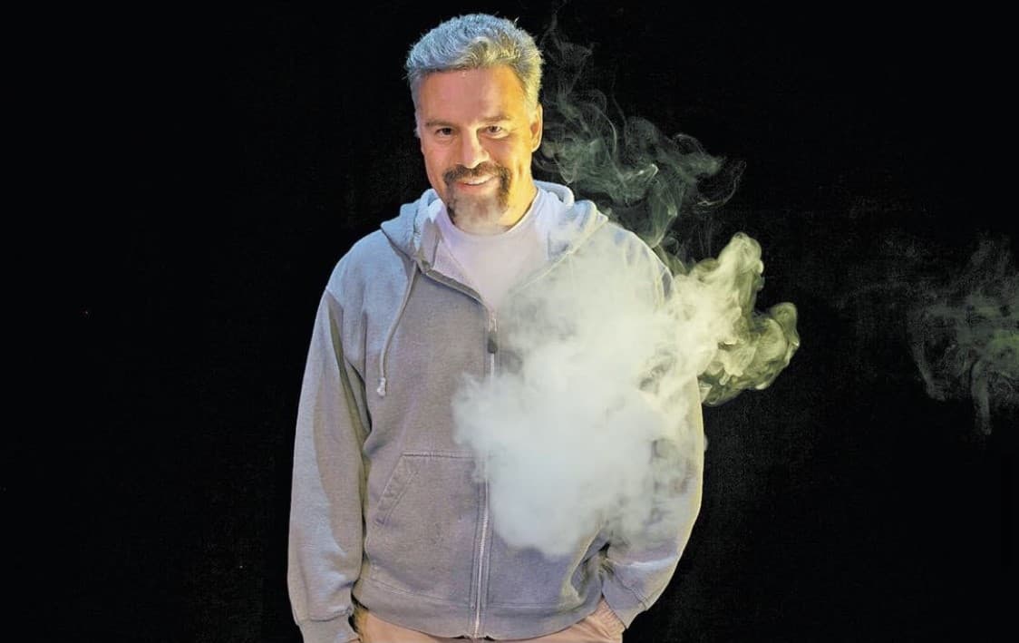 Ari padece de un trastorno bipolar y la enfermedad lo ha llevado a experimentar cambios drásticos de en su estado de ánimo, siendo la depresión uno de estos.