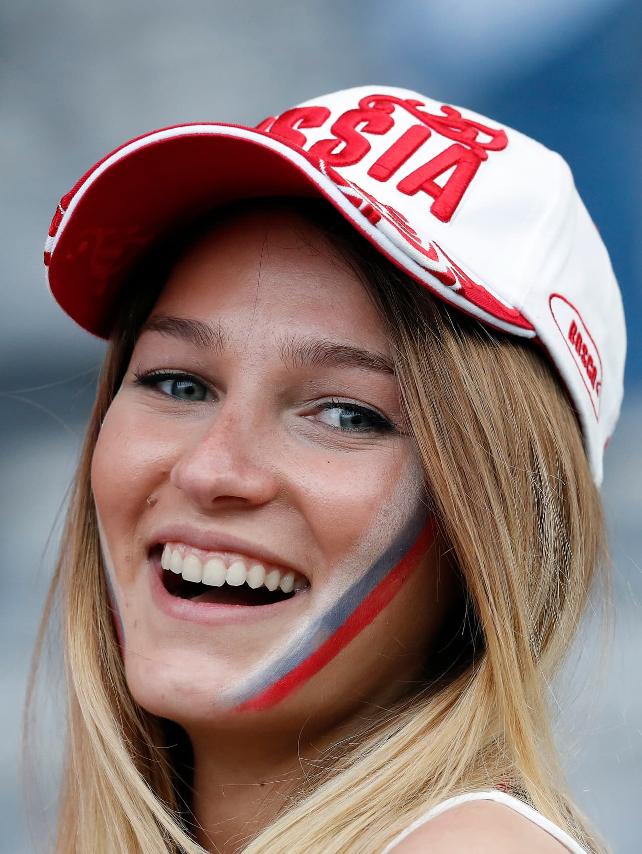 Ellas también gustan de la pasión futbolera. Mira las lindas fans que disfrutaron la Eurocopa 2016 en Francia.