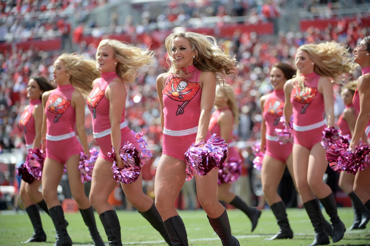 Las animadoras de los equipos de la NFL le dieron ese ingrediente extra al espectáculo y la fiesta del fútbol americano estadounidense, incluso, sin temer al clima en algunos casos.