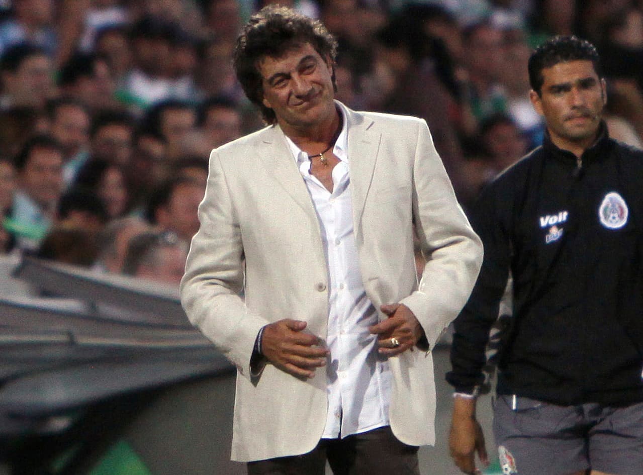 TORREON, MEXICO - OCTOBER 02: Coach Ruben Omar Romano (L) of Santos and player Antonio Naelson of Toluca during a match as part of the Apertura 2010 at Tecnologico Stadium on October 2, 2010 in Monterrey, Mexico. (Photo by Armando Marin/LatinContent/Getty Images)