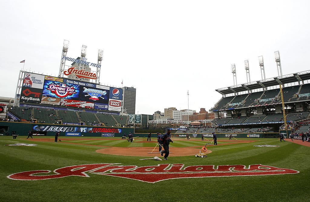 Los clubes donarán la cantidad de 30 millones a empleados en los estadios.