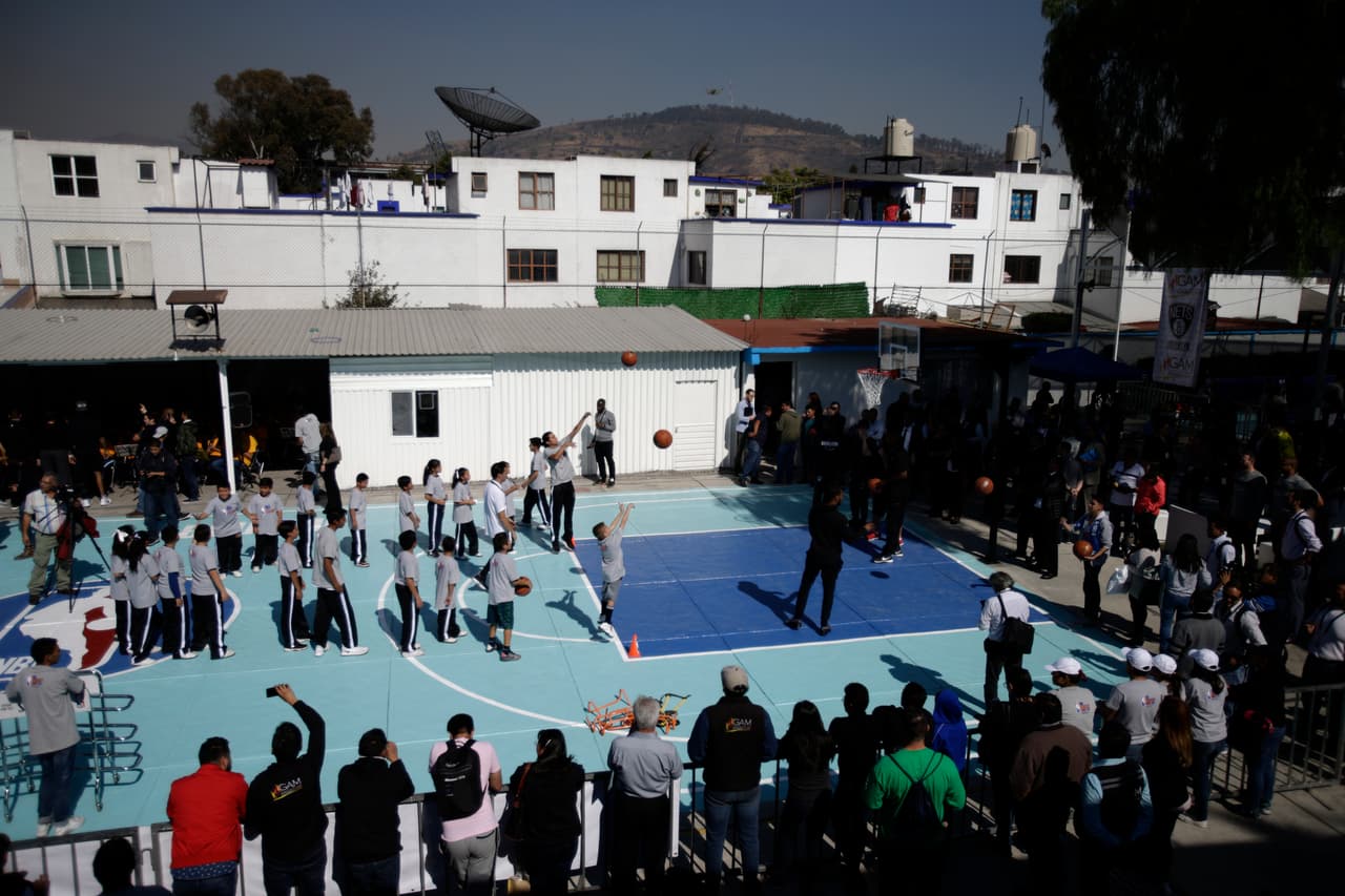Desde muy temprano Rice tomó su lugar en un transporte especial donde se promocionaba los partidos de baloncesto.