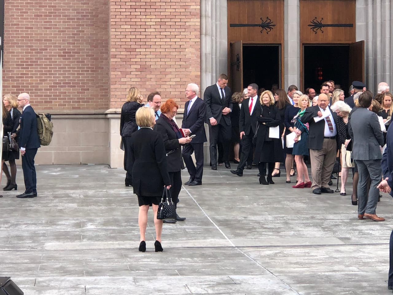 Watts había publicado, en días pasados, en su cuenta de 
<a href="https://twitter.com/JJWatt/status/1068862233512460289">Twitter</a> una fotografía suya al lado de Bush y su esposa Barbara, para lamentar el fallecimiento del exmandatario.