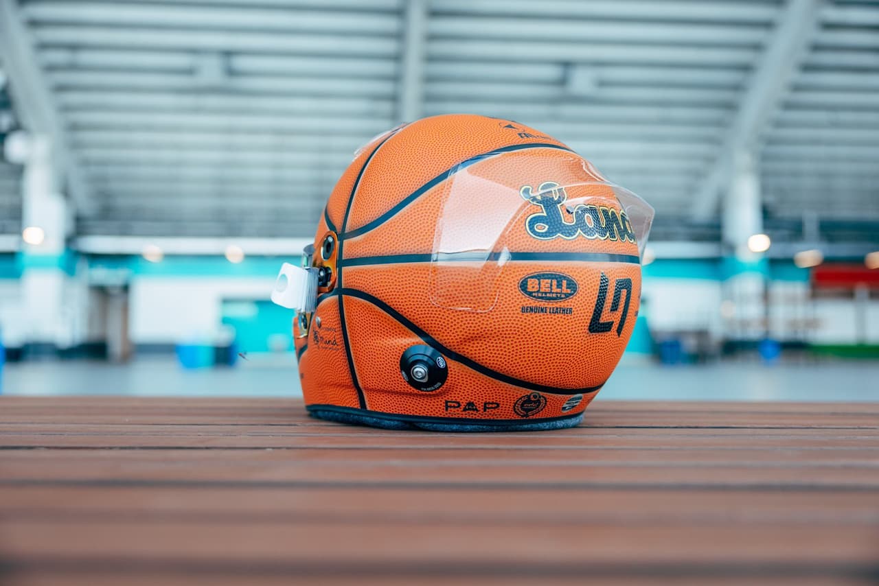 Lando Norris hará un homenaje al baloncesto por lo que su casco tendrá la apariencia de un balón.