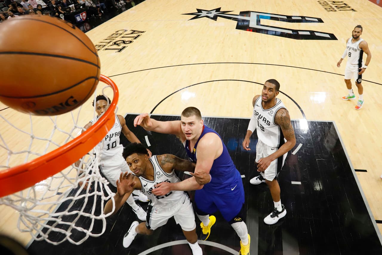 Los San Antonio Spurs forzaron al séptimo y decisivo juego de la serie de primera ronda de Playoffs ante los Denver Nuggets. Les compartimos las mejores imágenes.