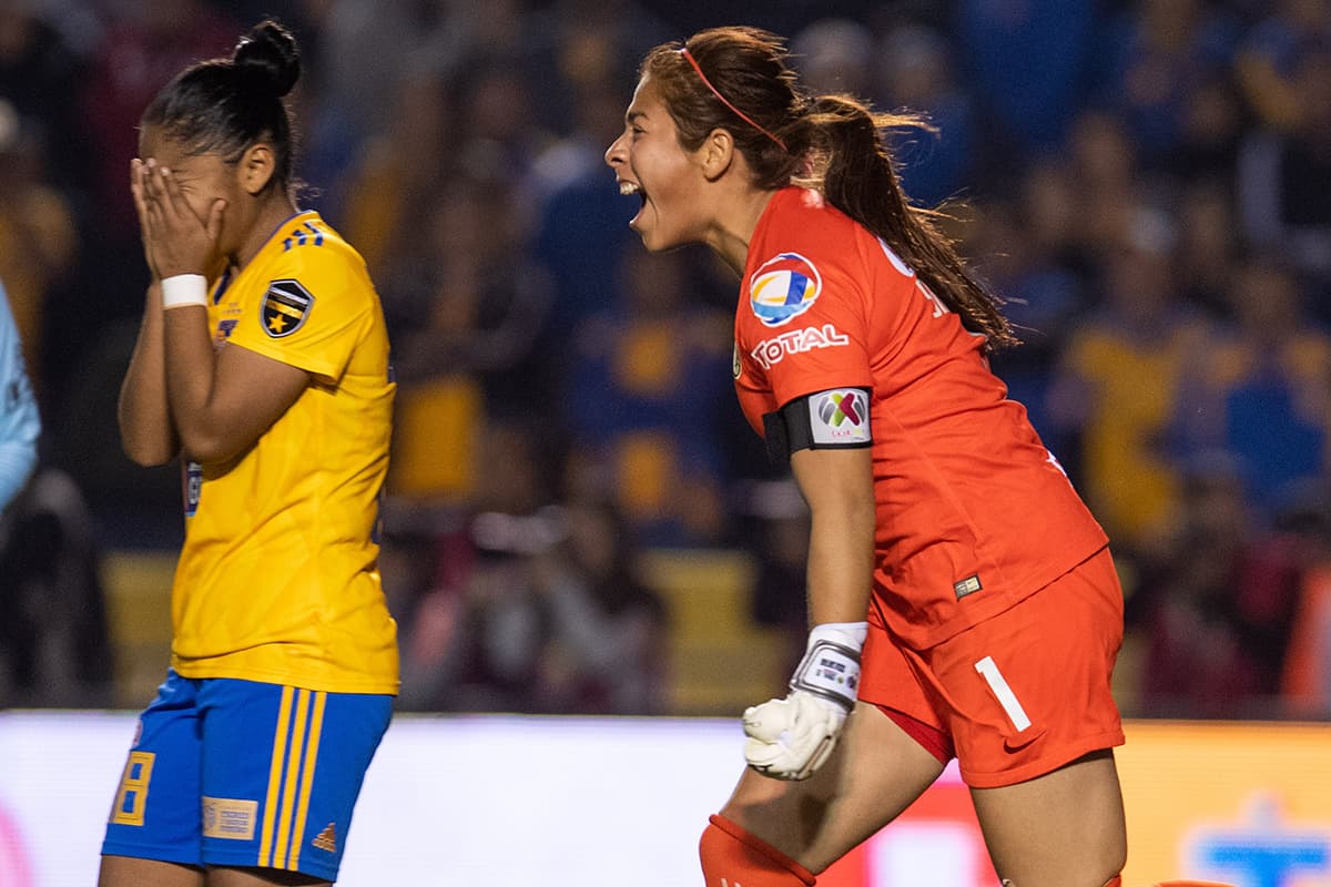 Con la serie 3-1 Cecilia Santiago (derecha) detuvo el cobro de Belén Cruz (izquierda) para darle el triunfo al América.