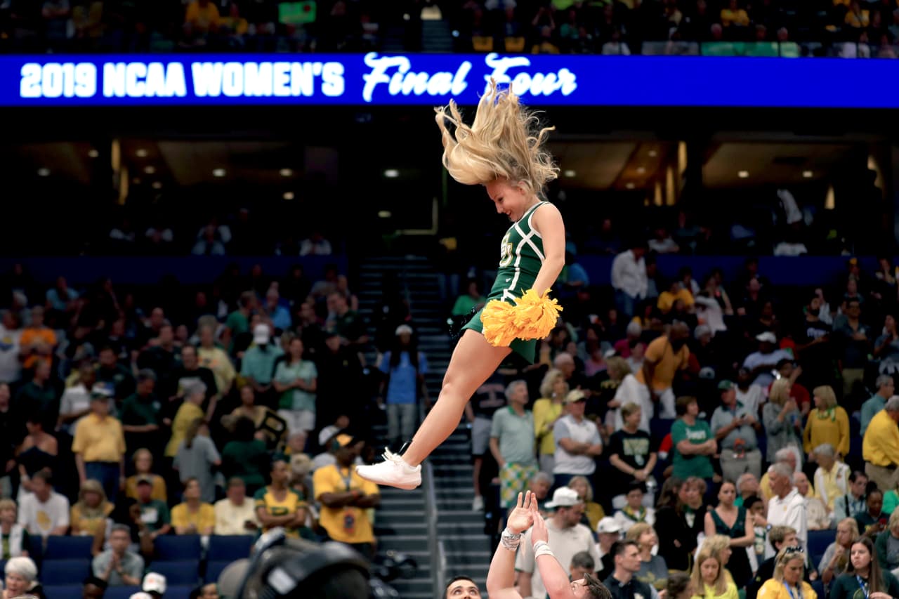 El color y la fiesta son protagonistas en la definición del básquetbol universitario de la NCAA, que tuvo de nuevo a los hinchas y a las porristas como los ejemplos de la alegría fuera de la competencia.