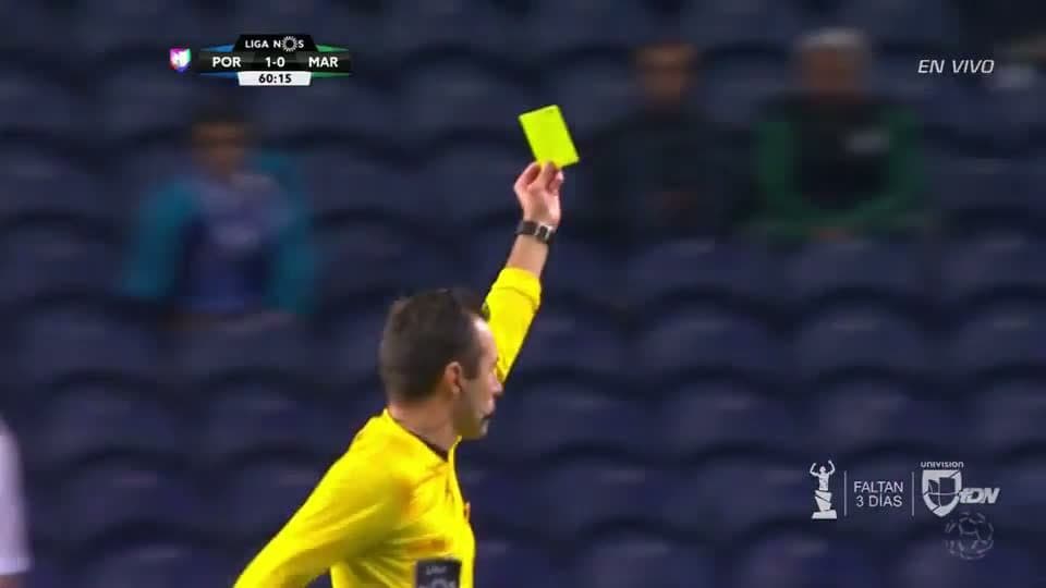 Tarjeta amarilla. El árbitro amonesta a Edgar Costa de Marítimo