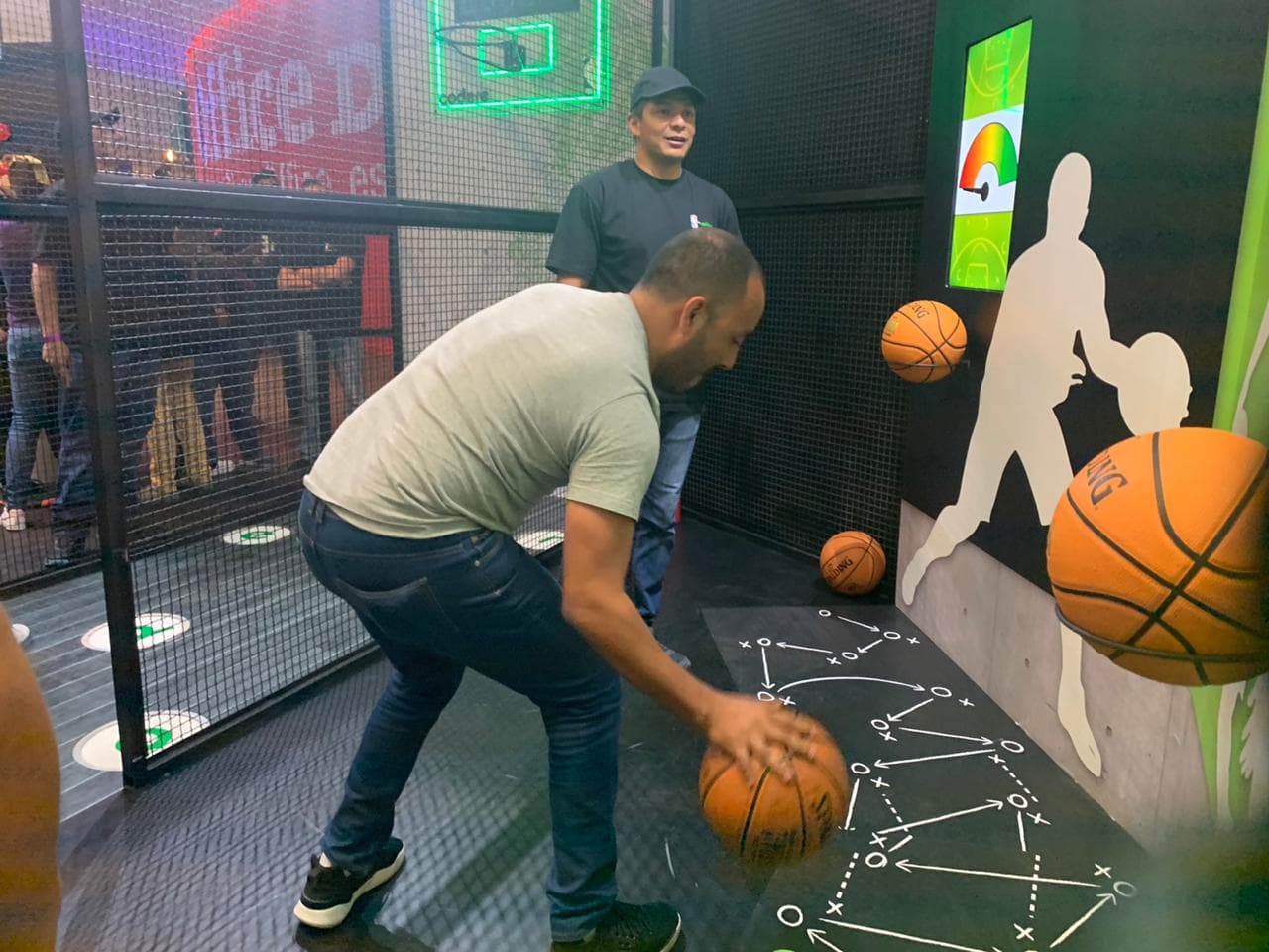 Con diversas actividades dentro de la Arena México, la afición ya calienta para el juego entre Pistons y Mavericks.