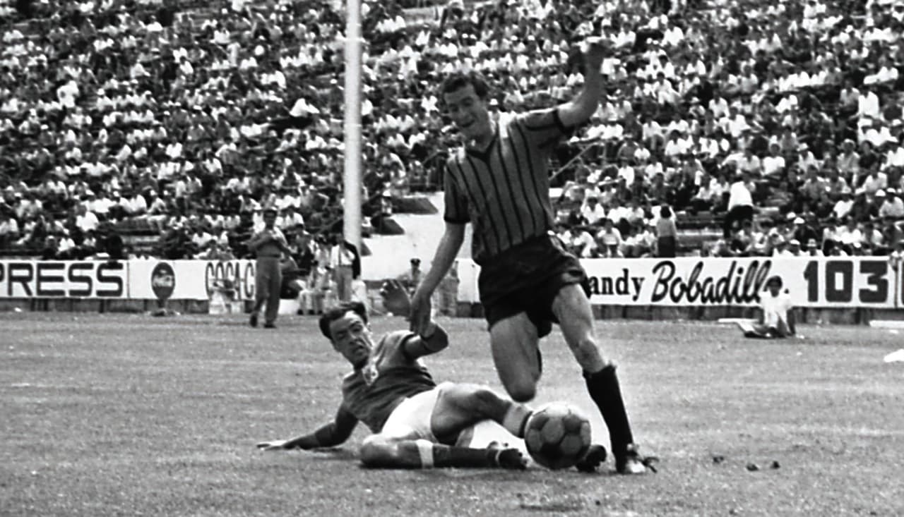 Aaron Padilla debutó en 1961 con los Pumas, donde gracias a sus actuaciones poco a poco se convirtió en ídolo.