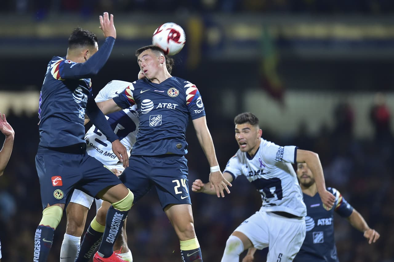Federico Viñas hace su labor defensiva y despeja el balón para el saque de esquina.