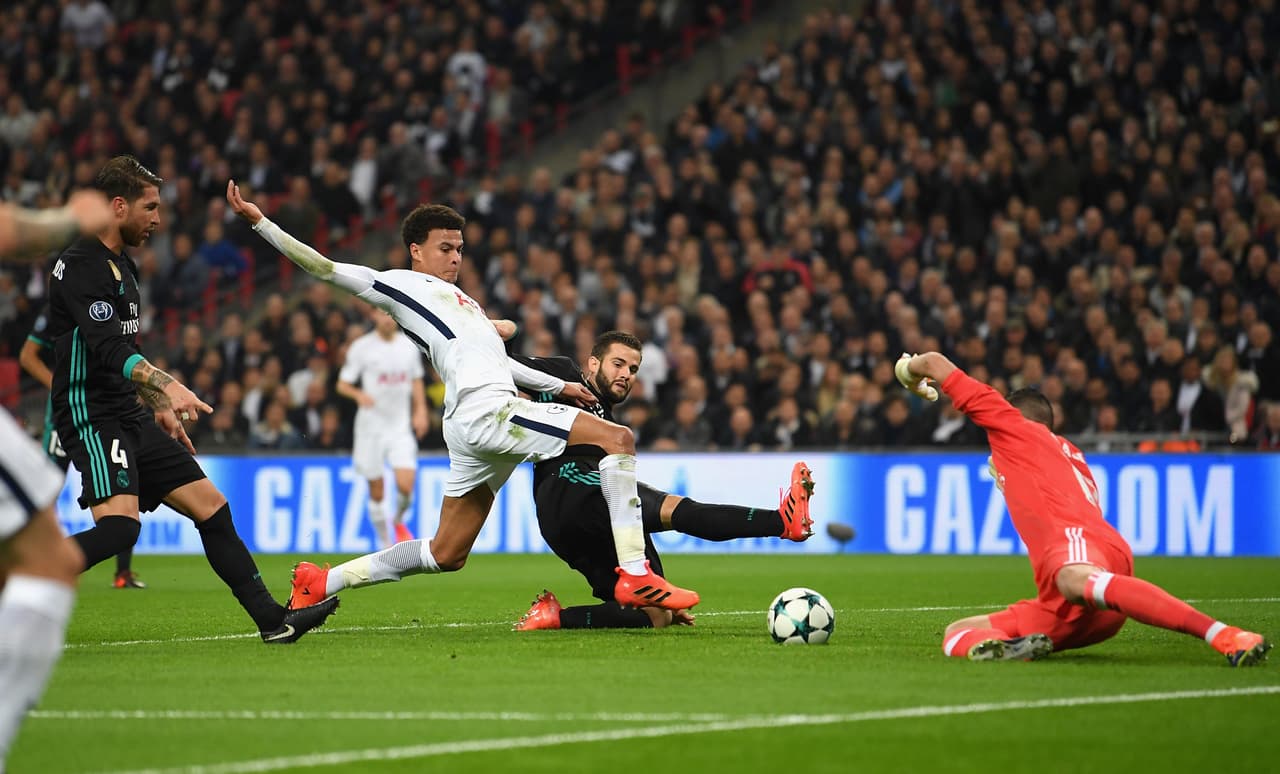 Sin embargo, la sintió poco el equipo inglés ya que tan solo tres minutos después Delle Alli encontró el camino para poner el 1-0 con esta barrida en el área a pase de Kieran Trippier, en aparente fuera de juego.