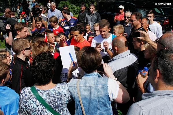Andrés Guardado a su llegada al campo de entrenamiento en Eidhoven.