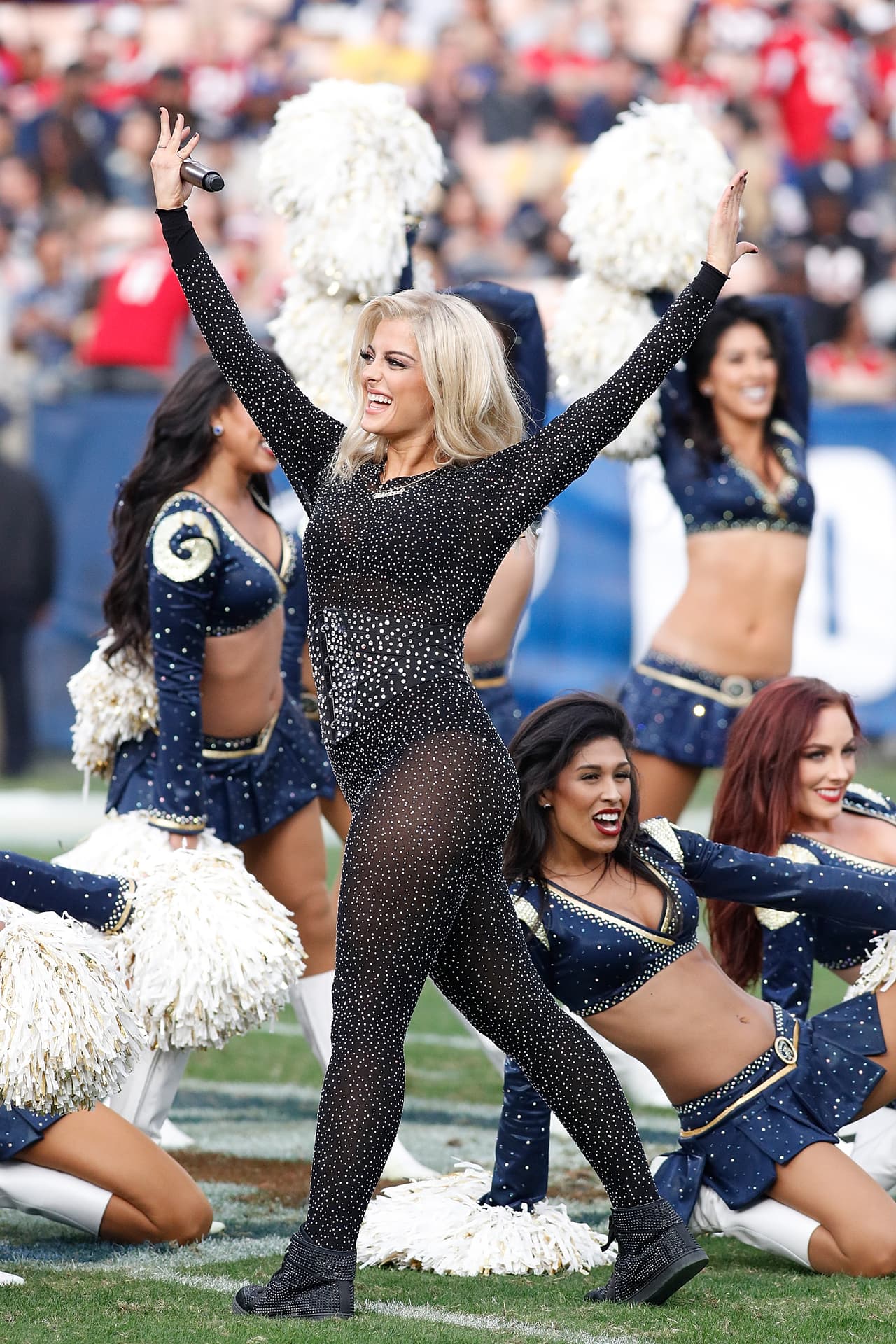 La NFL vivió una nueva jornada en la que el colorido y humor de los fanáticos mezclados con el ánimos de las porristas y la energía de los espectáculos le dieron vida propia a la fiesta fuera de la competencia en el fútbol americano estadounidense.