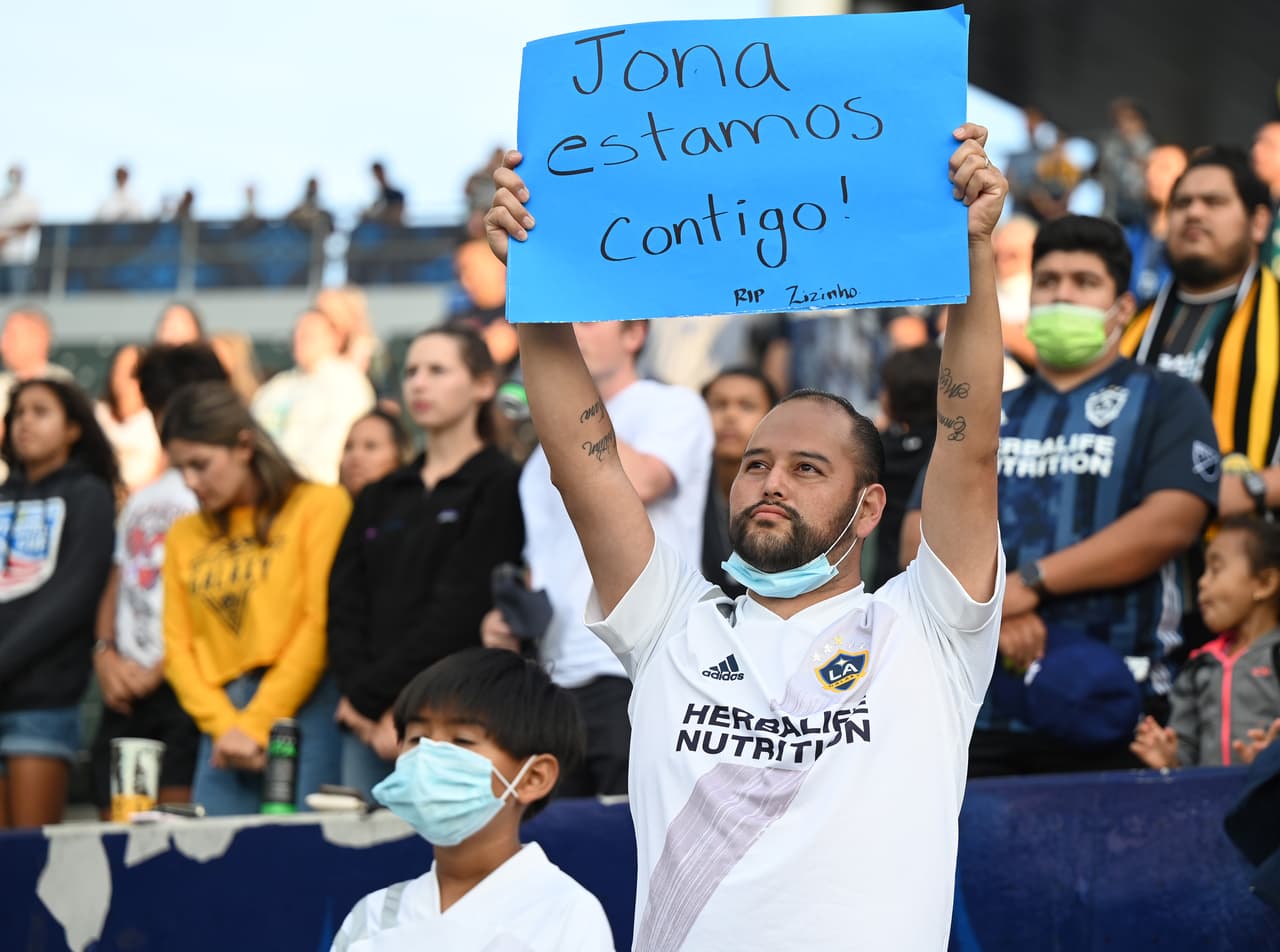 La afición se acordó de Jonathan dos Santos y Zizinho (padre del jugador), que falleció el viernes.
<br>