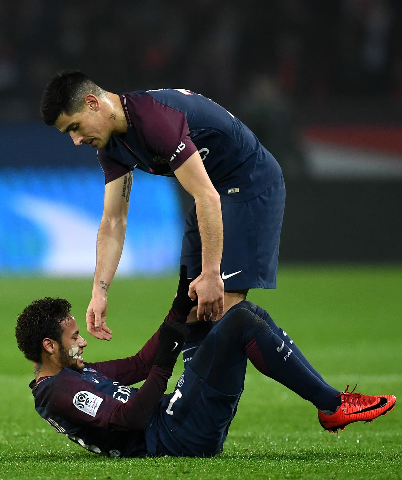 En una jugada, Neymar Jr. se hizo daño al caer, pero no pasó del susto y se reincorporó al partido.