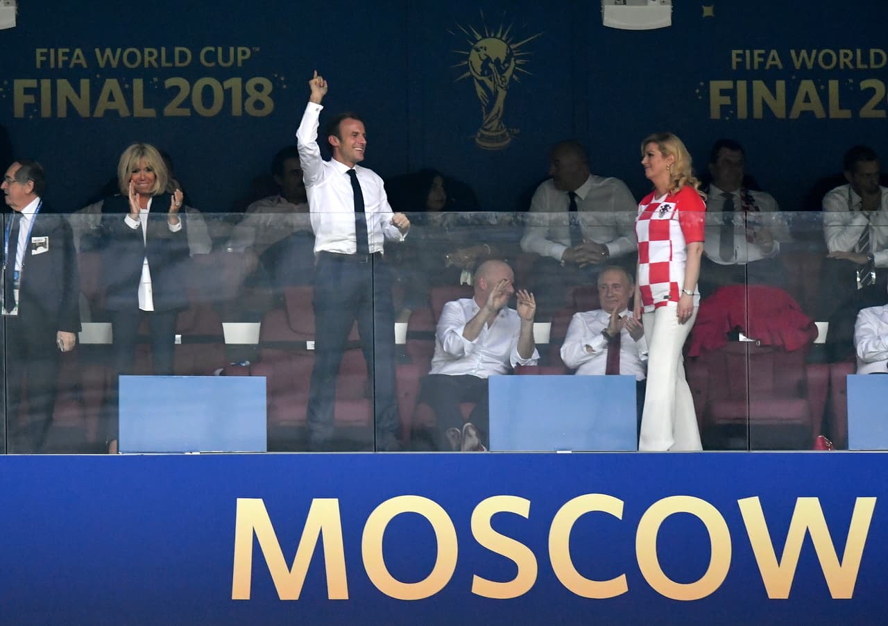 La presidenta croata también siguió de cerca los festejos de Macron. En la imagen, lo mira mientras celebra el último gol de la escuadra francesa.