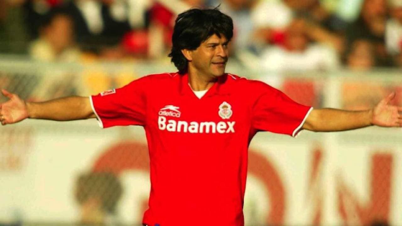 El tiempo y su talento hicieron lo suyo: logró cuatro campeonatos de liga con Toluca y cuatro títulos de goleo individual.