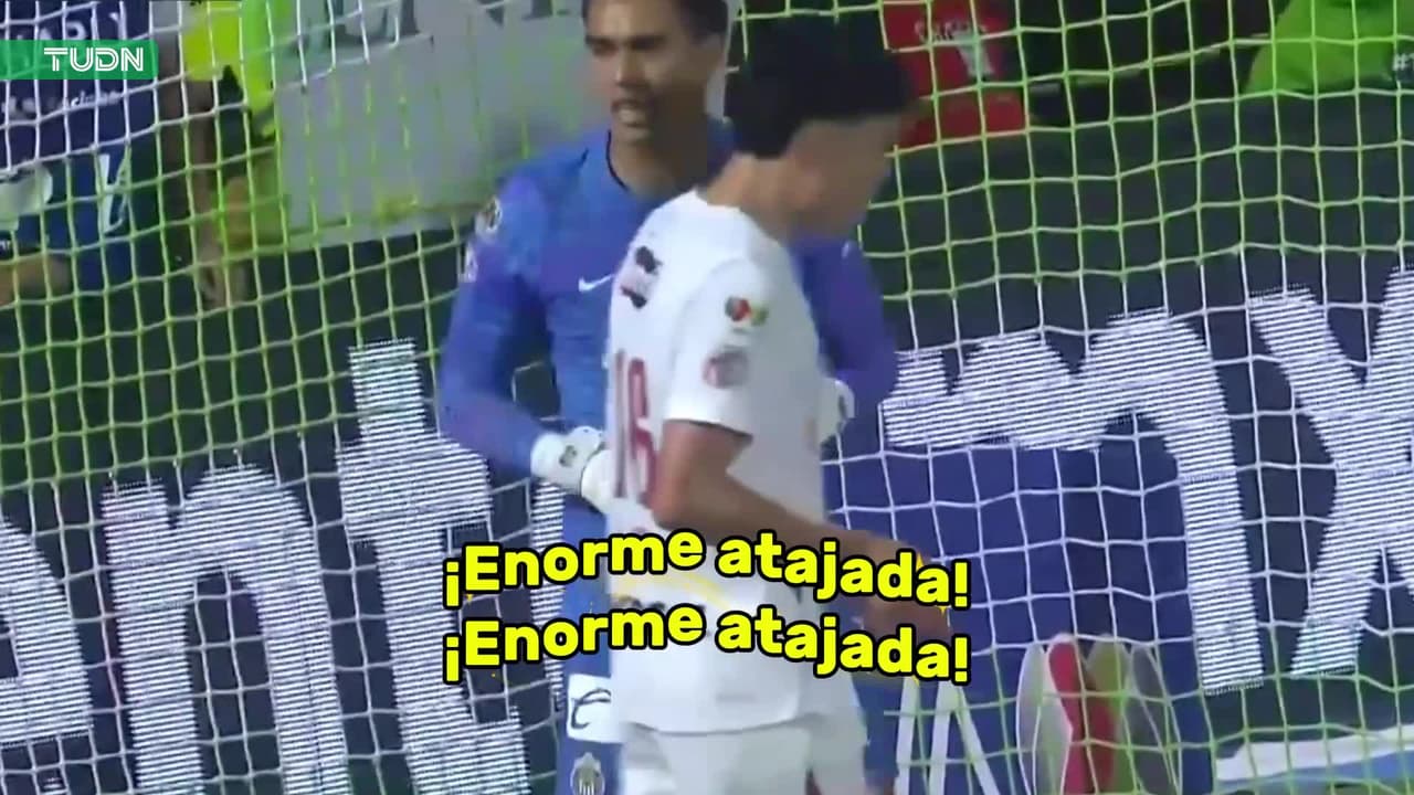 ¡Enorme atajada del portero de Chivas!