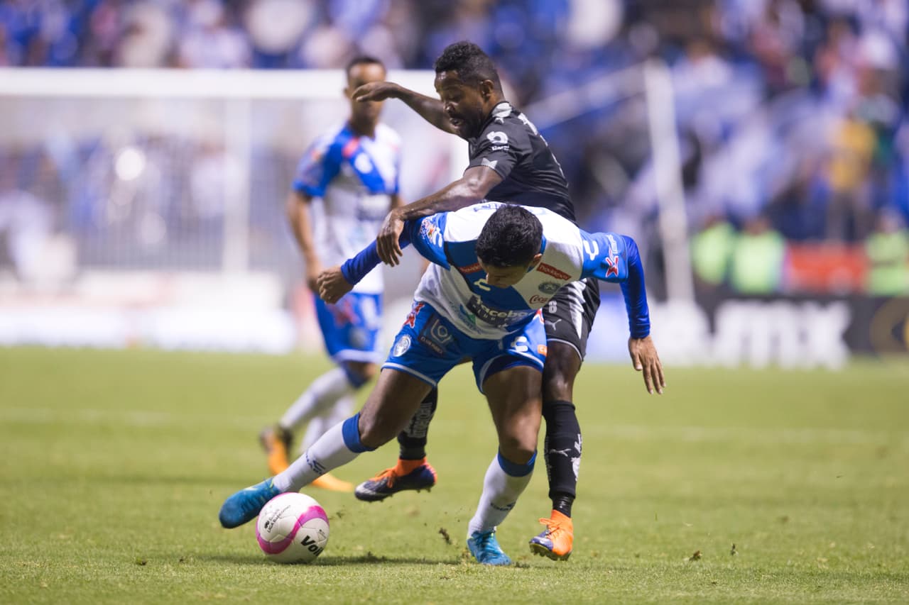 Con el balón en sus pies, Puebla se defendió de los ataques de los visitantes.