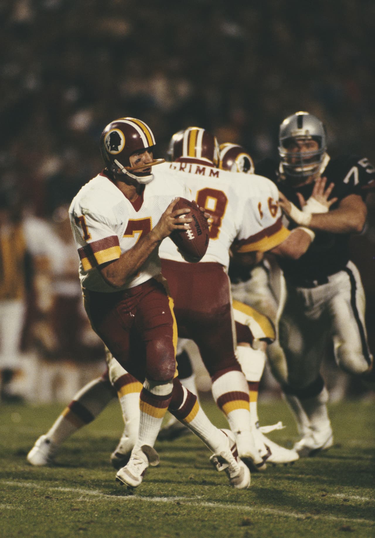 Joe Theismann, mariscal de campo de Washington Redskins vio el fin de su carrera después de una fractura expuesta de tibia.