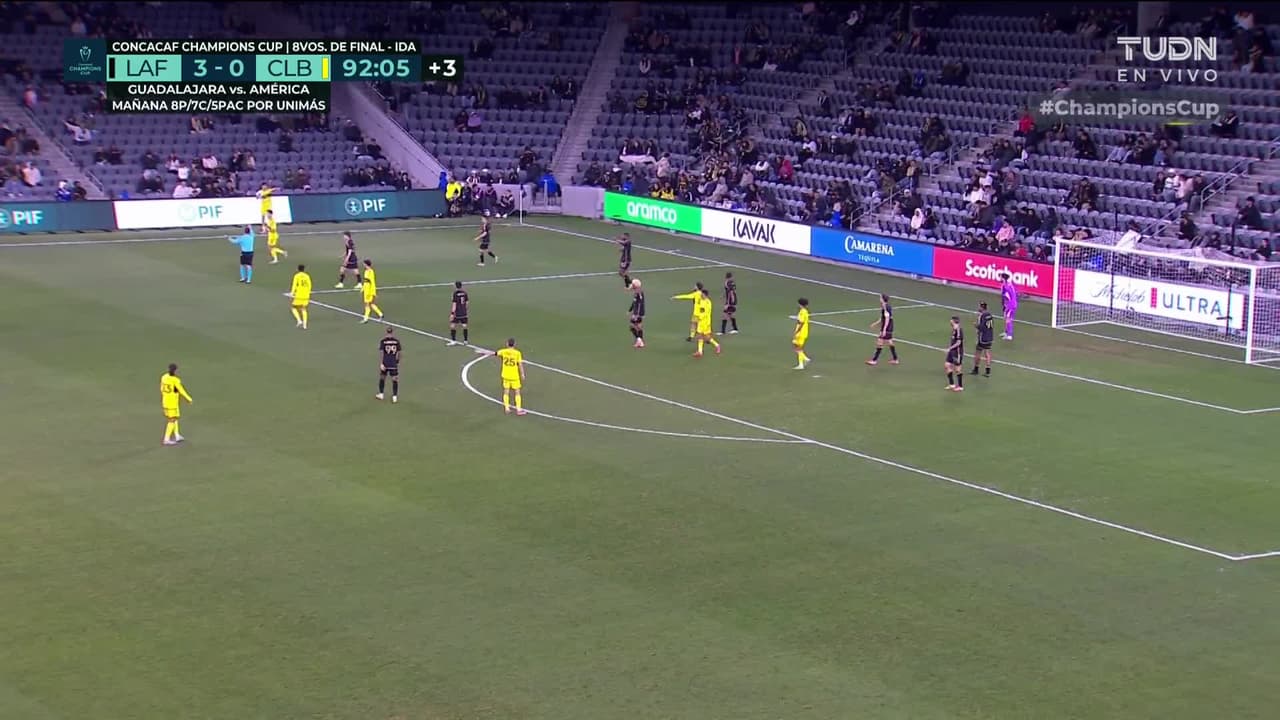 ¡CERCA! Max Arfsten disparó que se estrella en el poste.