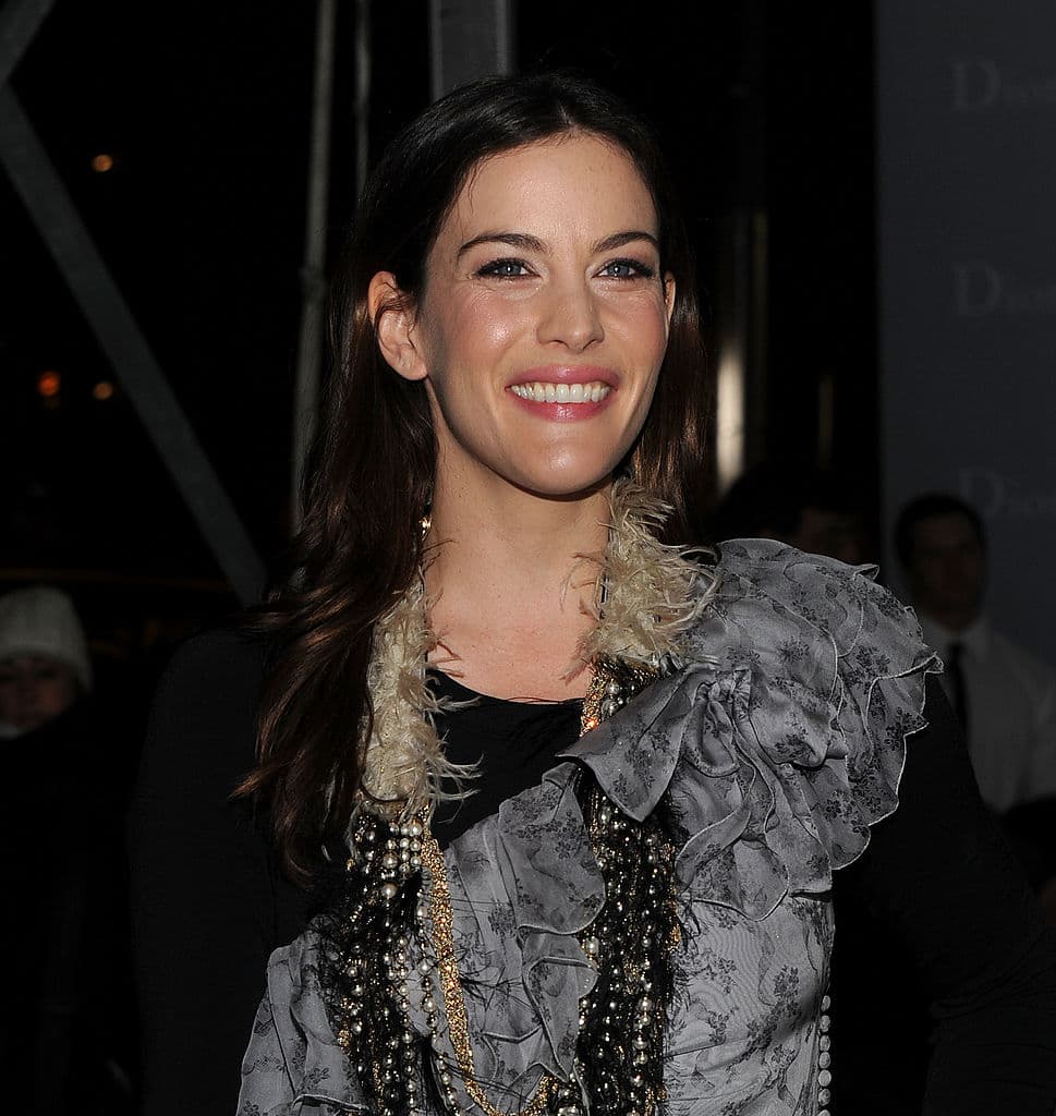 The Leftovers (2014) - Cuando el 2% de la población mundial desaparece de forma literal y abrupta, sin explicación alguna, quedando sólo sus ropas en el sitio en el que sus cuerpos se evaporaron, el resto de la población de la Tierra comienza a intentar comprender lo que ha pasado, y sobre todo lo que se supone que deben hacer al respecto.
<br>