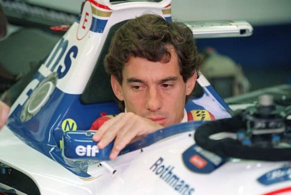 Ayrton Senna da Silva no sólo se destacó por sus tres títulos mundiales. Fue también un pilto excepcional bajo la lluvia y su récord de 65 pole positions establecido a menos de 48 horas de su muerte, solo ha sido superado por Michael Schumacher con 69. Senna además obtuvo un total de 41 victorias y 80 podios.
<br>
<br>Según el site 
<b><a href="https://fivethirtyeight.com/features/formula-one-racing/" target="_blank">FiveThirtyEight</a></b> del especialista en estadísticas Nate Silver, Senna es aún el mejor piloto de Fórmula 1 de todos los tiempos. Es dificil no estar de acuerdo.