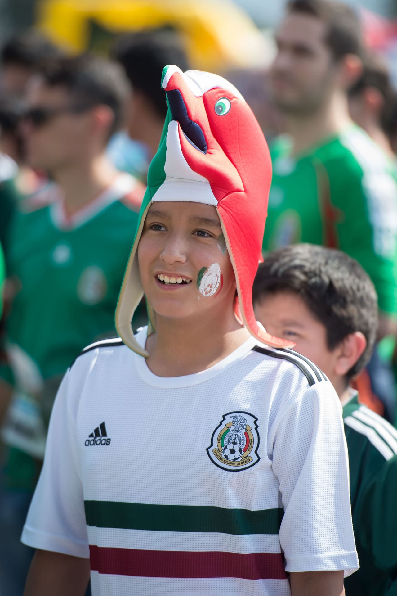 Las banderas, los atuendos típicos y el verde, blanco y rojo se hicieron presentes en el Estadio Azteca. Como siempre, la afición mexicana respondió para apoyar a la Selección.