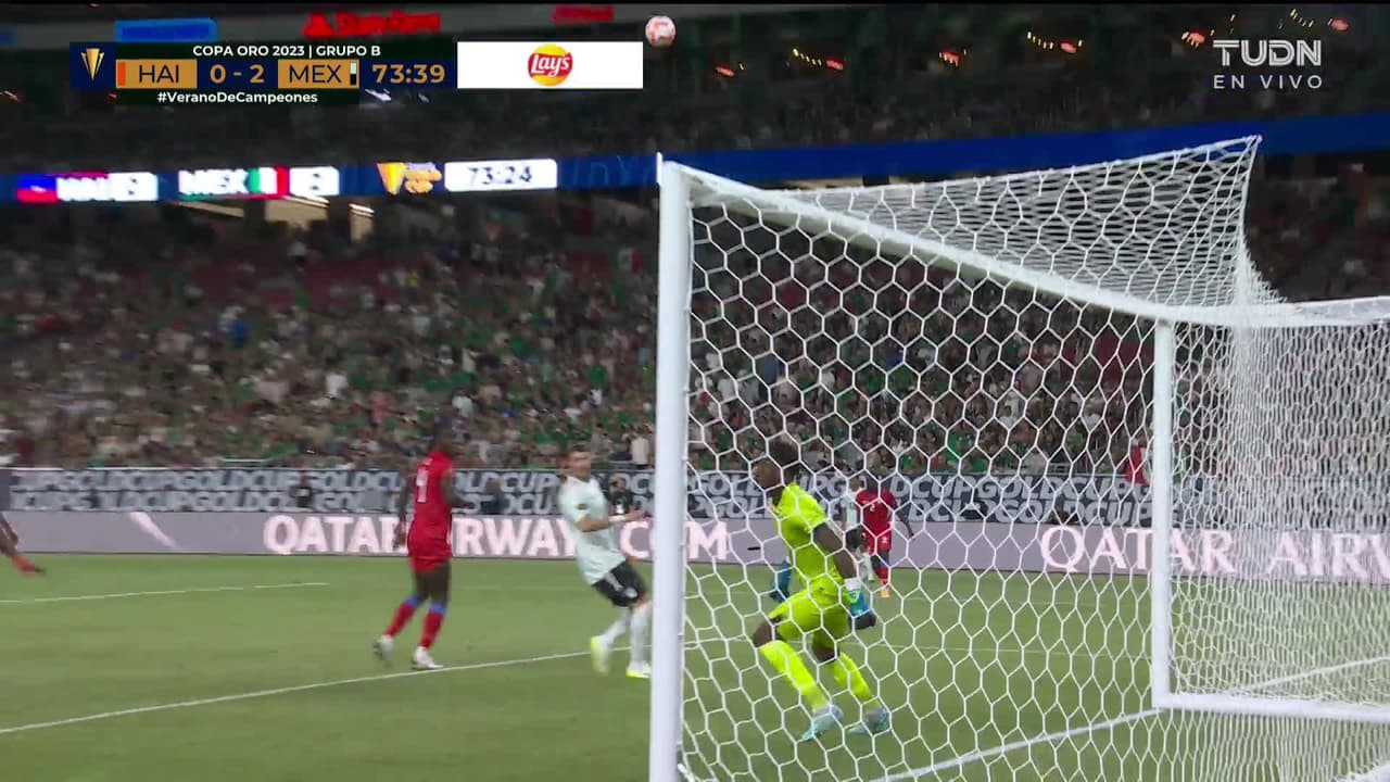 ¡TIRO ATAJADO! disparo por Julián Araujo.