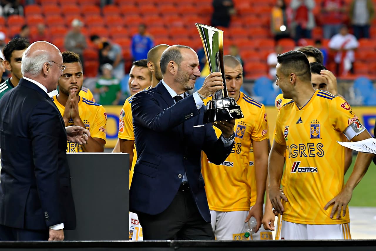 Y tal y como se hace en todas las competiciones de la FIFA, es el capitán de cada equipo el primero en tener el honor de recibir un trofeo cuando se gana.