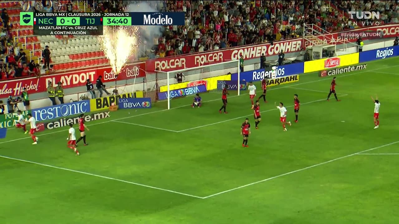 ¡CERCA! Ricardo Monreal disparó que se estrella en el poste.