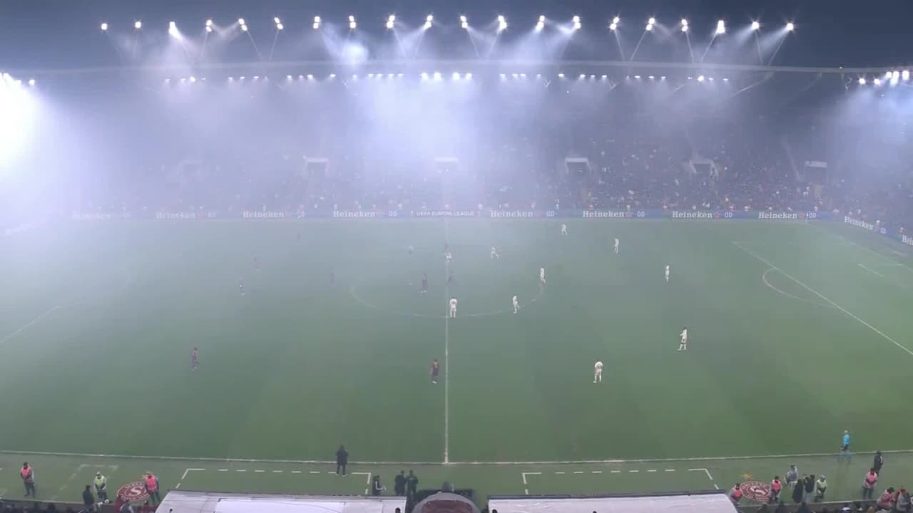 Arranca el partido y la pelota está en juego.
