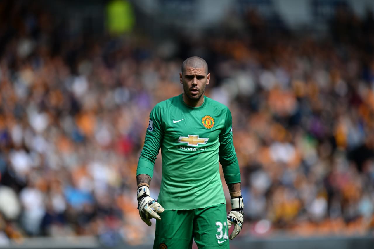 ¿La revancha de Valdés? El guardameta español puso fin a la pesadilla de fichar con el Manchester United. Víctor nunca fue considerado por Van Gaal con los rojos por lo que decidió partir del equipo. Actualmente Valdés ha fichado con el Standard de Lieja de Bélgica.