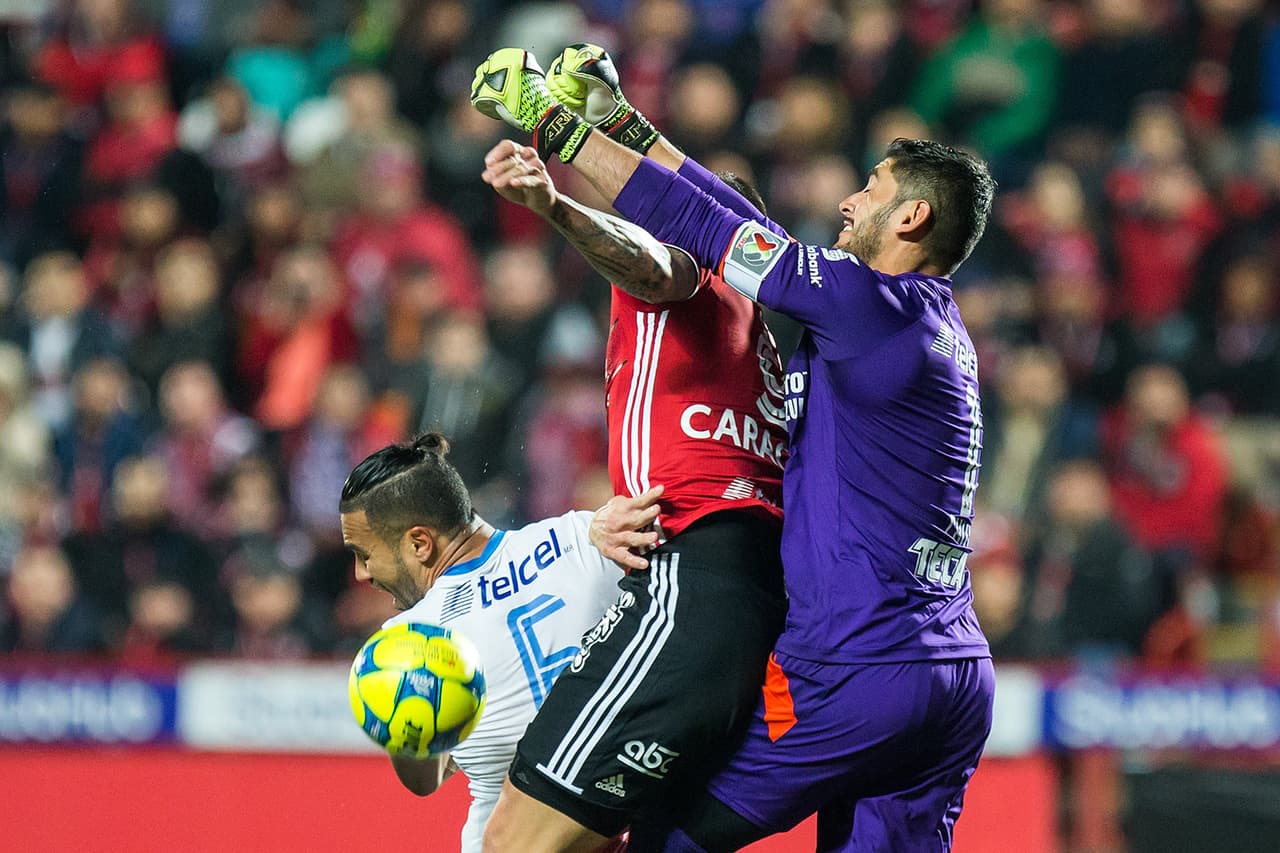 Jesús Corona no brinda la confianza de antes y ha recibido goles que agudizan la crisis del Cruz Azul.