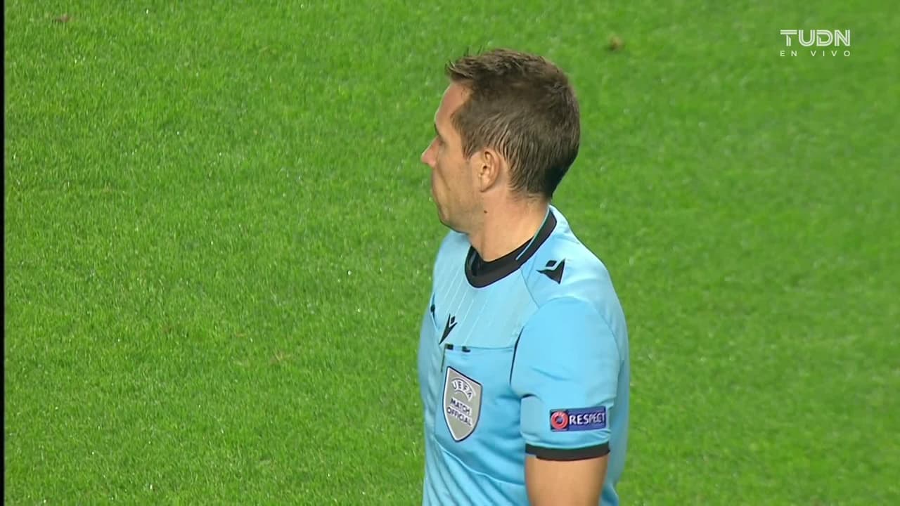 Arranca el partido y la pelota está en juego.