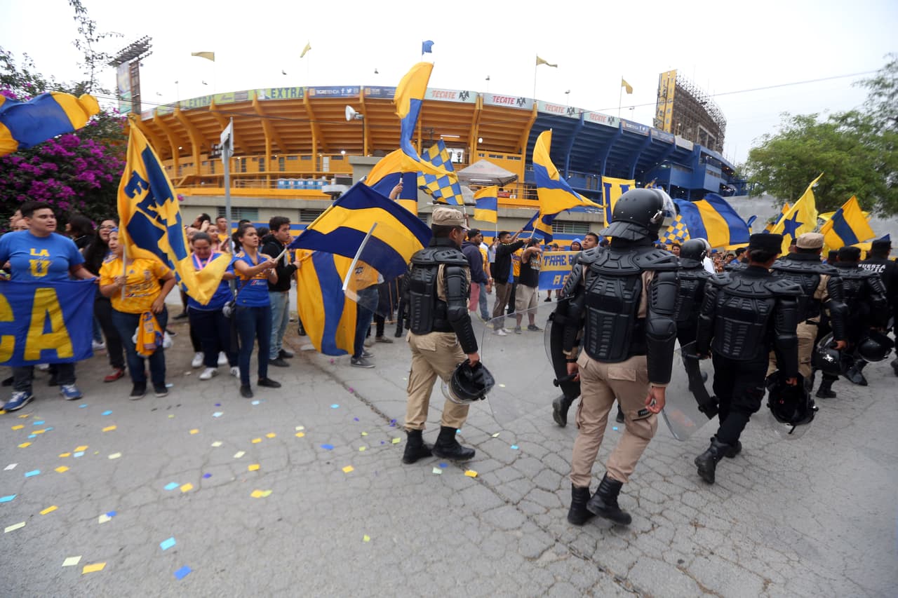 Los fanáticos viven con emoción los minutos previos al juego entre Tigres y Rayadas por la Final de la Liga MX Femenil Clausura 2019.