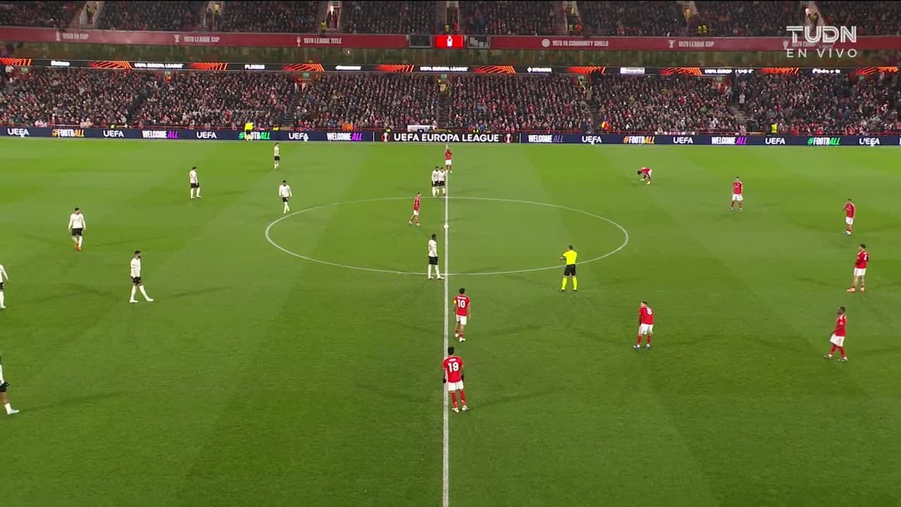 Arranca el partido y la pelota está en juego.