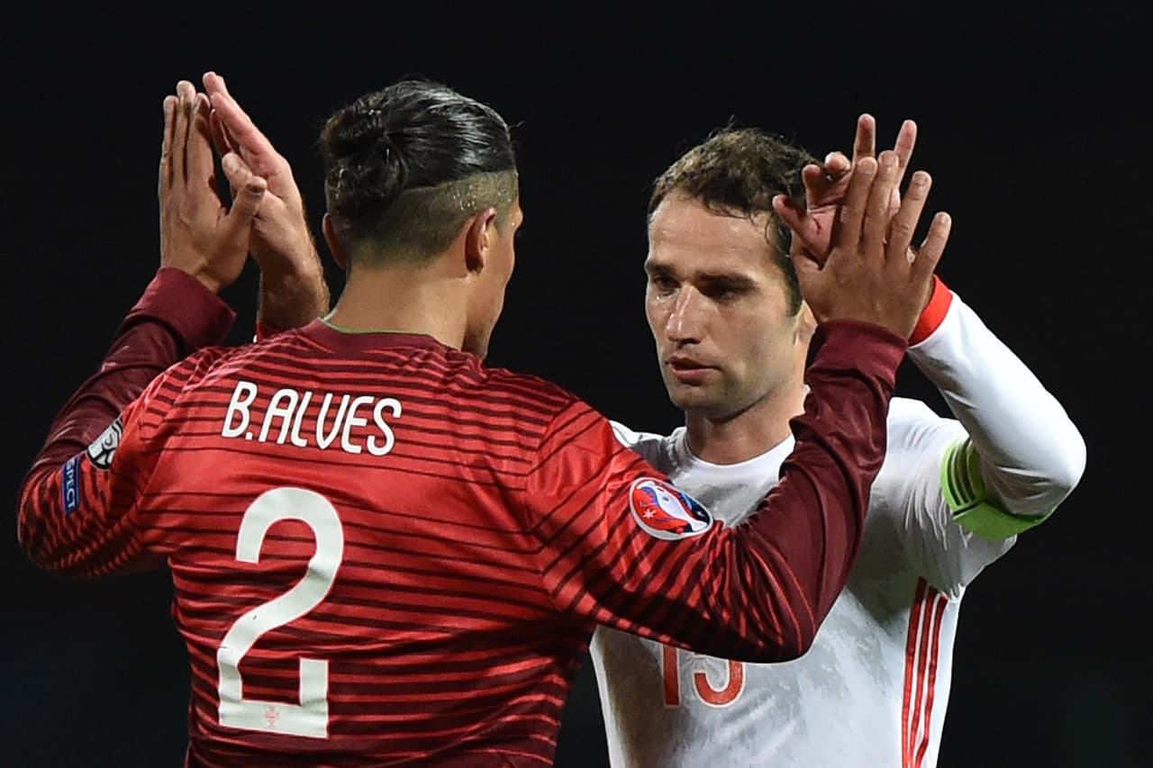 Alves y Shirokov se saludan al final de Portugal Rusia
