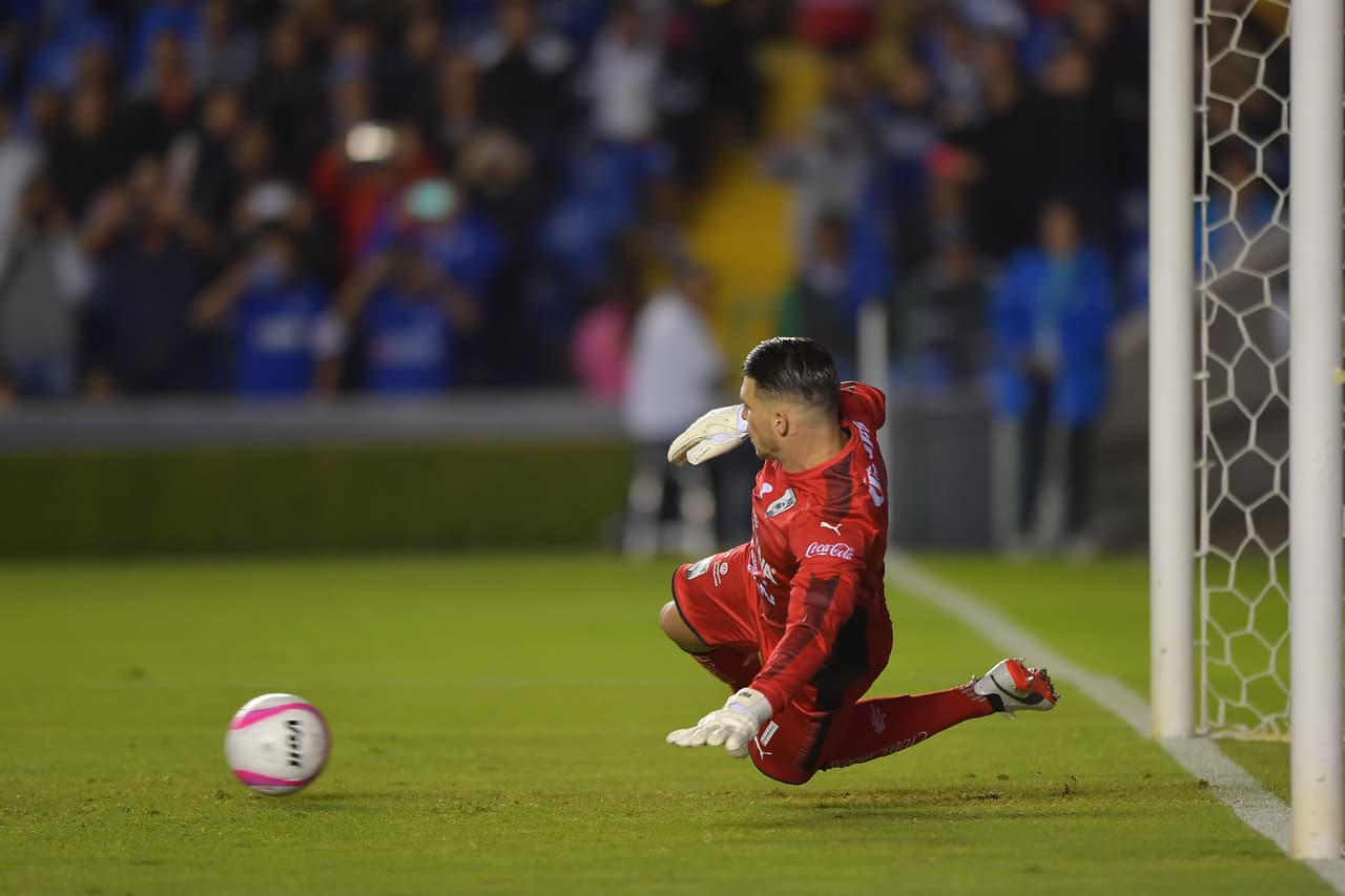 Tiago Volpi logró detener el penal con los pies tras recostar sobre su lado izquierdo.