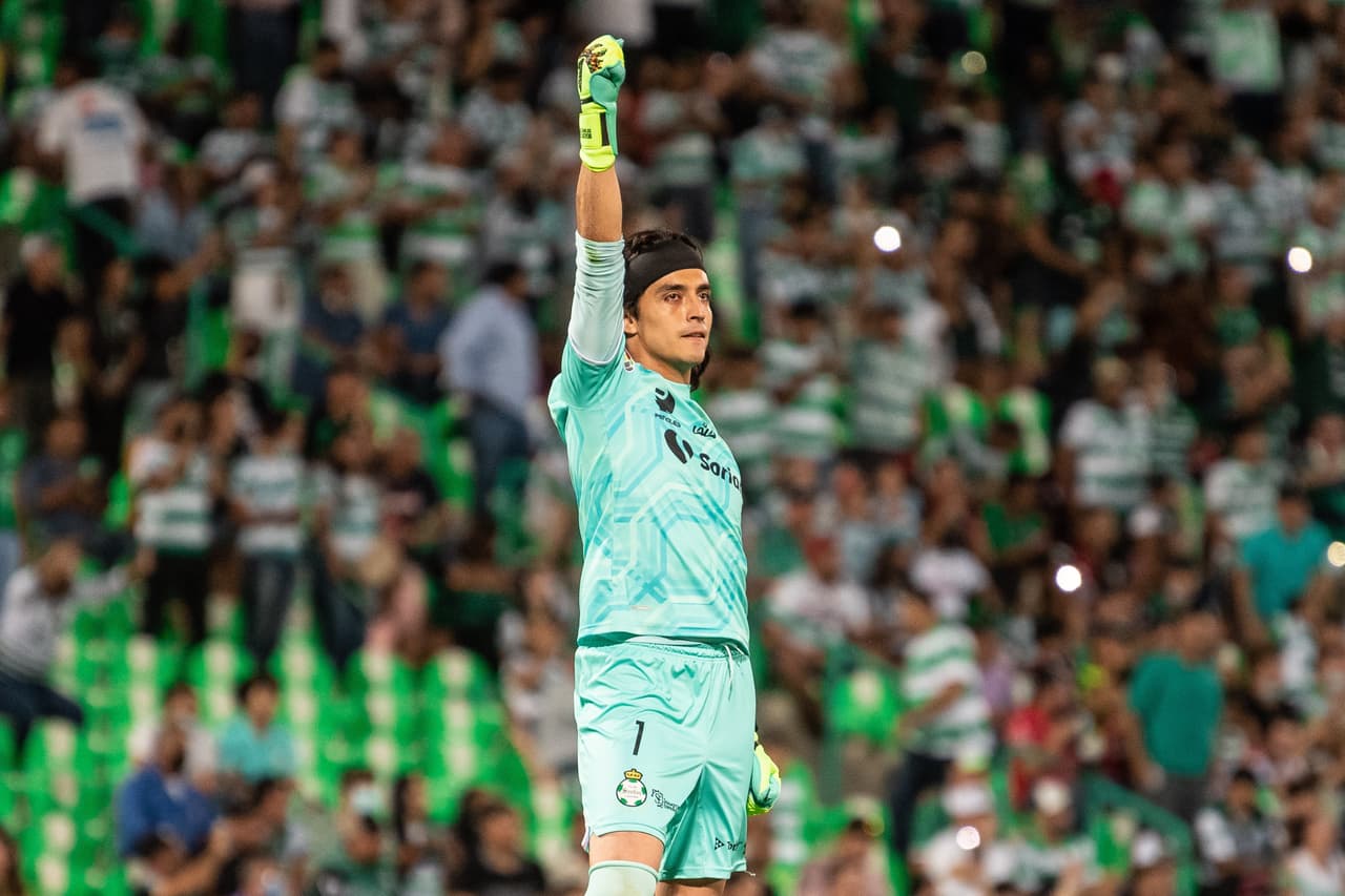 Carlos Acevedo renueva con Santos Laguna hasta 2027