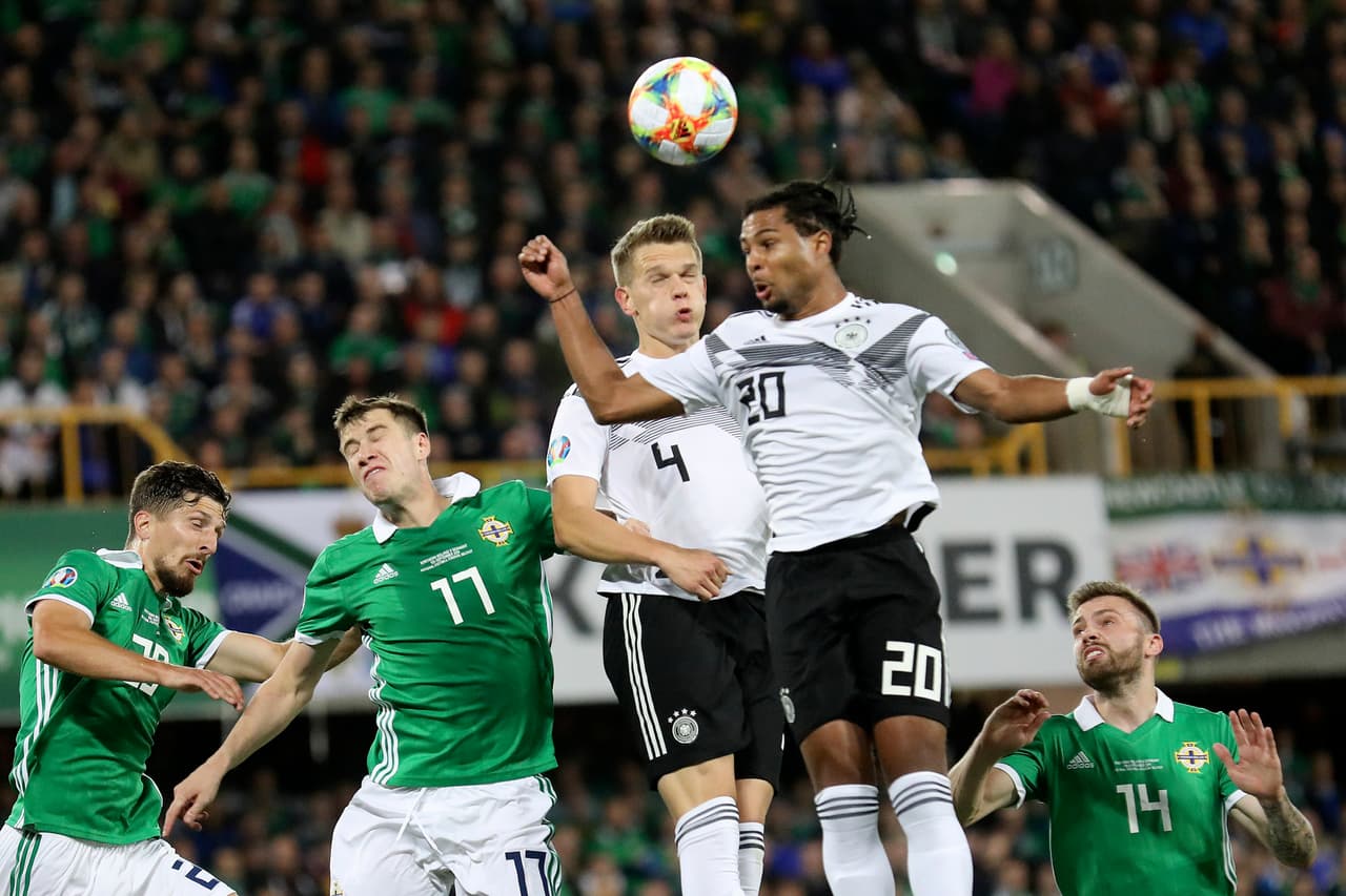 Serge Gnabry remata a puerta, pero el balón sale apenas desviado.