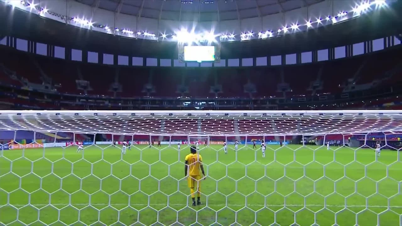 Arranca el partido y la pelota está en juego.